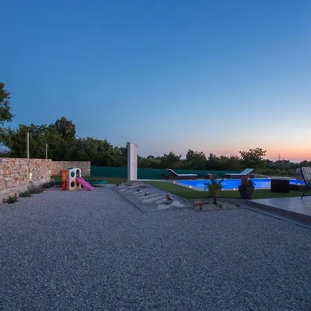 Peaceful Vacation Villa Galižana